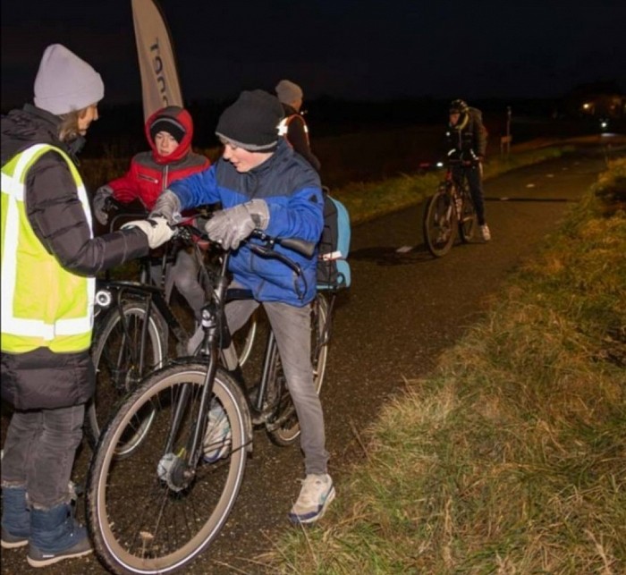 Tennet deelt fietslampjes uit ivm afslaand bouwverkeer van Tennet