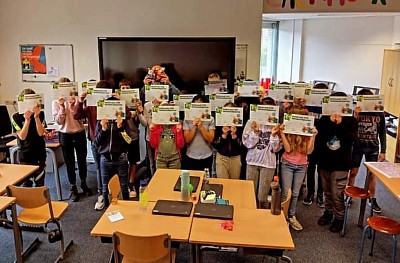 Iedereen op de Wereldboom geslaagd bij PVE-Hulst 23 mei 2024. 1 cum laude!