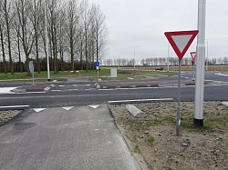 Alsof de bebording en de haaientanden net verkeerd om zijn aangebracht. Iemand heeft niet opgelet, waarschijnlijk