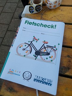 De mannen van Mangnus Tweewielers Kloosterzande hebben een échte fietsenkeuring gedaan in de bovenbouw. Dankjewel Mangnus Tweewielers !  😉