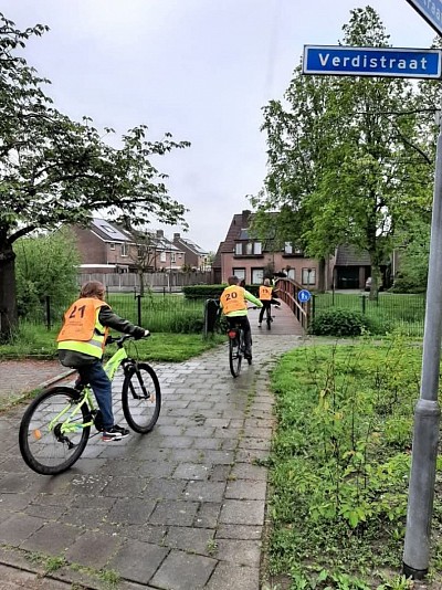 Het bruggetje links of rechts. Ieder jaar verrassing, maar scheelt toch weer een paar punten!